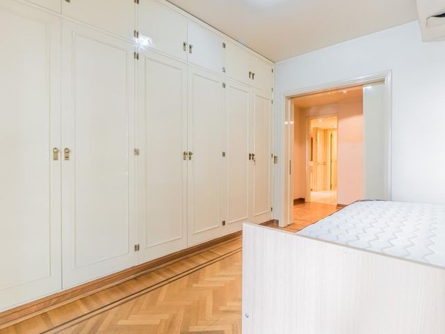 Departamento de 5 ambientes con dependencia y cochera en Venta - Recoleta