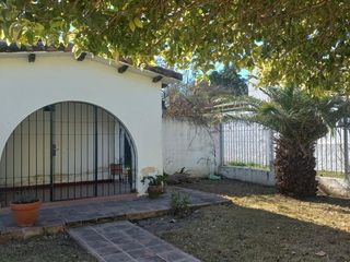 Foto 14 de Oportunidad Desarrollistas Venta Casa a Reciclar 4 dormitorios z/CPC en Arguello U$S110.000.