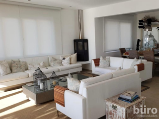 Foto 7 de MODERNA CASA EN VENTA CON 6 DORMITORIOS CON PISCINA EN PARACAS