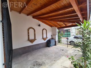 Venta casa para dos familias con cochera, patio y terraza en Villa Dominico