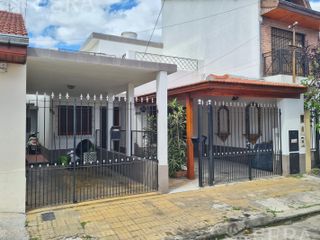 Venta casa para dos familias con cochera, patio y terraza en Villa Dominico
