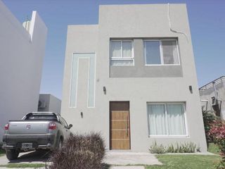 Casa en venta - 3 Dormitorios 2 Baños - Cochera - 262Mts2 - Roble del Bell, La Plata