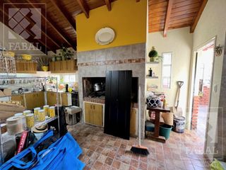 Casa venta Cipolletti, barrio San Lorenzo, 3 dormitorios, 3 baños, quincho-garaje y patio