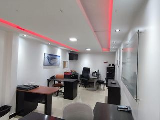 Oficina en  Renta, 34m², en segundo piso, en la Avenida Principal Eloy Alfaro, Quito