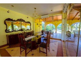 Foto 5 de HERMOSA CASA CON JARDINES Y PISCINA