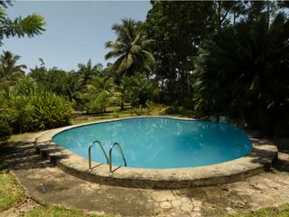 Foto 4 de HERMOSA CASA CON JARDINES Y PISCINA