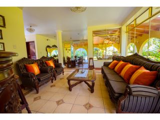 Foto 6 de HERMOSA CASA CON JARDINES Y PISCINA