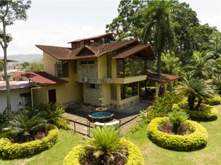 Foto 2 de HERMOSA CASA CON JARDINES Y PISCINA