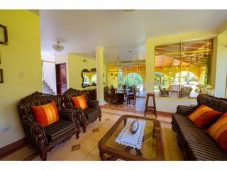 Foto 7 de HERMOSA CASA CON JARDINES Y PISCINA