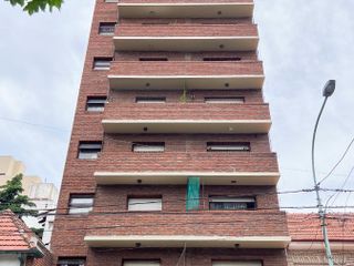Depto 2 amb. c/ balcón a la calle y Terraza propia con parrilla - Zona Chauvín