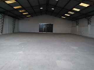 Foto 1 de ARRIENDO BODEGA MITAD DEL MUNDO 950M2, AMPLIO PATIO DE MANIOBRA.