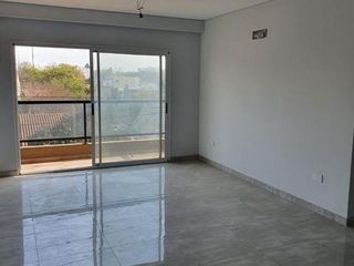 Foto 4 de DEPARTAMENTOS EN SEMI PISOS 3 AMB. AL FRENTE CON COCHERA
