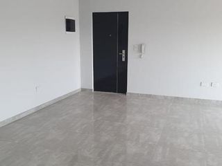 Foto 2 de DEPARTAMENTOS EN SEMI PISOS 3 AMB. AL FRENTE CON COCHERA