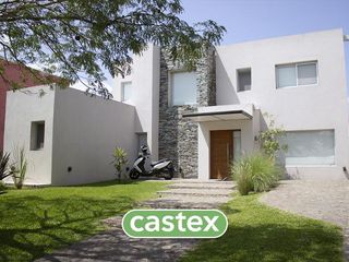 Foto 1 de Casa en venta con piscina en Los Lagos, Nordelta