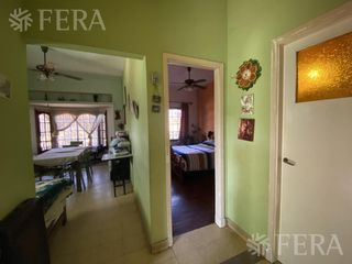 Venta casa 3 ambientes con cochera y fondo libre en Quilmes (30010)