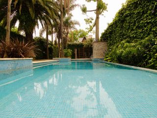 PERMUTA por departamento de categoría en La Plata | Chalet  4  dormitorios y pileta