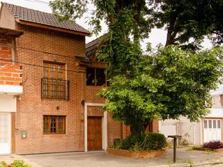 PERMUTA por departamento de categoría en La Plata | Chalet  4  dormitorios y pileta