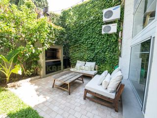 PH tipo casa de 4 ambientes   dependencia con hermoso jardin con parrilla en el barrio de Nuñez