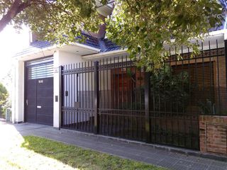 Casa en venta - 5 dormitorios 3 baños - 400mts2 - Tolosa, La Plata