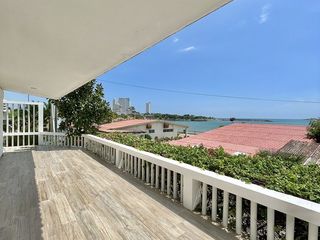 Punta Blanca, casa con vista al mar y en condominio privado, en alquiler.