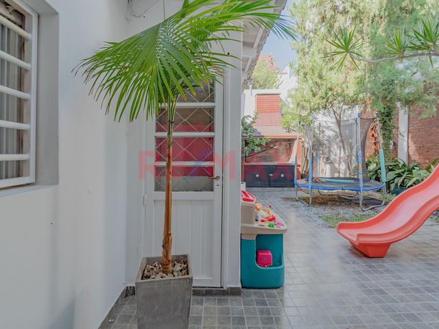 Venta casa 7 ambientes Flores USAB2