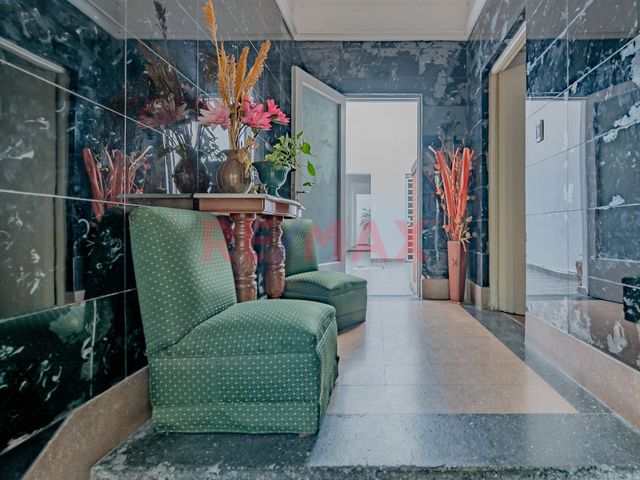 Venta casa 7 ambientes Flores USAB2