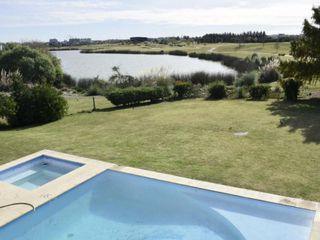 Foto 6 de Casa en venta con vista al lago en barrio El Golf, Nordelta