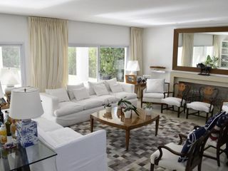 Foto 2 de Casa en venta con vista al lago en barrio El Golf, Nordelta