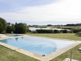 Foto 5 de Casa en venta con vista al lago en barrio El Golf, Nordelta