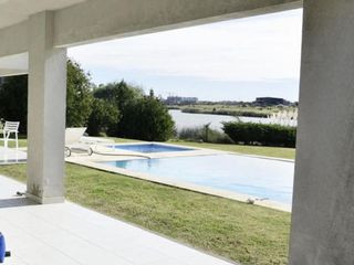 Foto 4 de Casa en venta con vista al lago en barrio El Golf, Nordelta