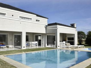 Foto 1 de Casa en venta con vista al lago en barrio El Golf, Nordelta