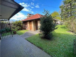 Foto 1 de Hermoso y solido Chalet 6 amb. Gran lote B. Constitucion