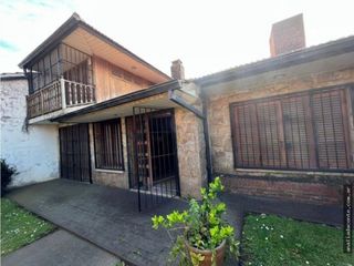 Foto 3 de Hermoso y solido Chalet 6 amb. Gran lote B. Constitucion