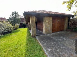 Foto 2 de Hermoso y solido Chalet 6 amb. Gran lote B. Constitucion