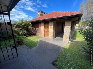Foto 4 de Hermoso y solido Chalet 6 amb. Gran lote B. Constitucion