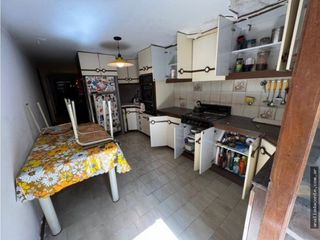 Foto 8 de Hermoso y solido Chalet 6 amb. Gran lote B. Constitucion