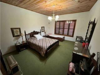 Foto 10 de Hermoso y solido Chalet 6 amb. Gran lote B. Constitucion