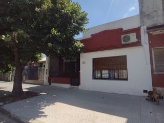 CASA DE 4 AMBIENTES, LOTE PROPIO, CON PATIO Y TERRAZA, A MTS AV LOS CORRALES