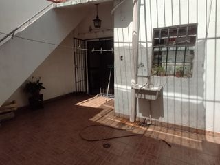 CASA DE 4 AMBIENTES, LOTE PROPIO, CON PATIO Y TERRAZA, A MTS AV LOS CORRALES