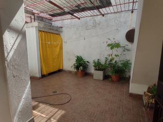 CASA DE 4 AMBIENTES, LOTE PROPIO, CON PATIO Y TERRAZA, A MTS AV LOS CORRALES