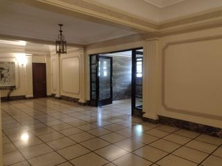 Departamento en venta de  5 ambientes, balcón y  con dependencia de servicio en  Belgrano