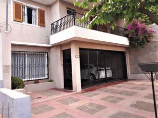 CASA EN VENTA - A METROS DE 5TA SECCIÓN. 4 Dorm/ 3 Baños/ Terraza/ Cochera doble