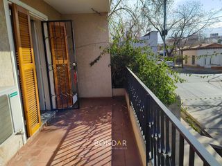 CASA EN VENTA - A METROS DE 5TA SECCIÓN. 4 Dorm/ 3 Baños/ Terraza/ Cochera doble