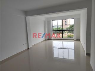 Foto 4 de ¡Vive la comodidad Frente al parque! y con una vista increíble 🏡🌳

Descubre este amplio departamento de 📐87 m² en el noveno piso de un moderno edifi