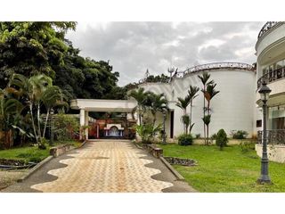 VENDO casa externa en Ciudad Jardín, Cali, Colombia con un lote de 3.050 M2 y 2800 M2 construidos