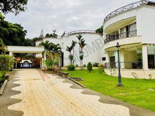 VENDO casa externa en Ciudad Jardín, Cali, Colombia con un lote de 3.050 M2 y 2800 M2 construidos