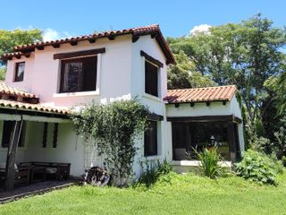 Casa en venta 5 dormitorios, estilo colonial, El Tipal, Salta Capital.