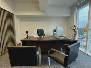 Oficina venta Centro Neuquén, 125 m2 con privados, 2 baños y cochera