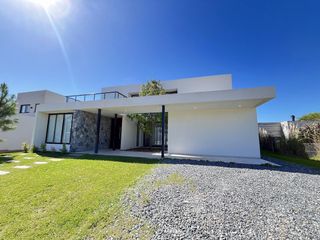 Foto 3 de Casa en Alquiler- Ecuestre Lote 409 de Costa Esmeralda - Fondo a la laguna