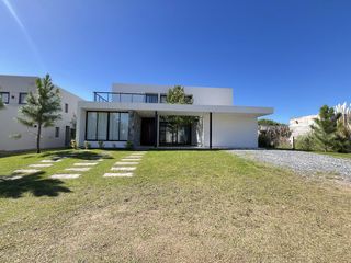 Foto 2 de Casa en Alquiler- Ecuestre Lote 409 de Costa Esmeralda - Fondo a la laguna